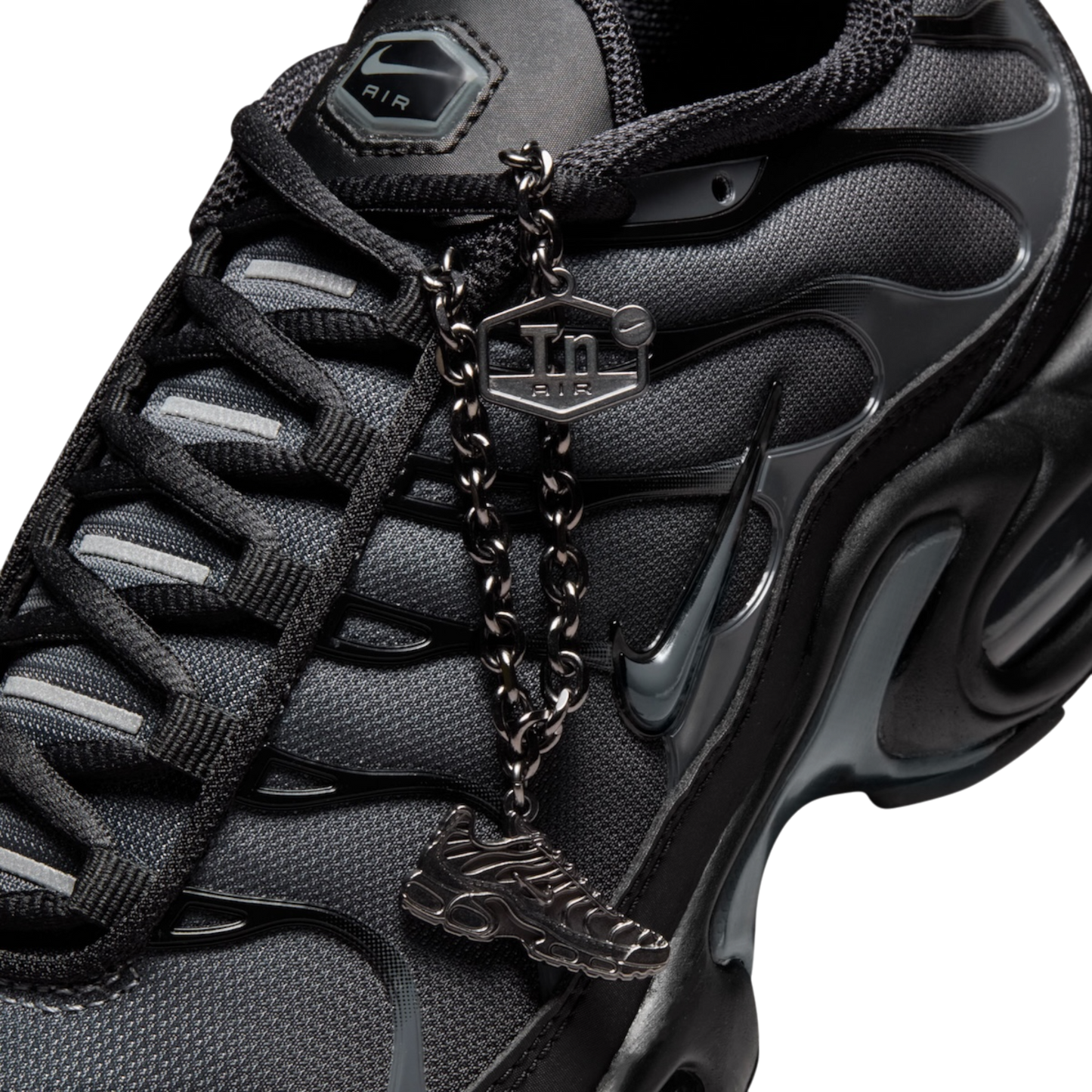 NIKE AIR MAX PLUS “BLACK/METALLIC SILVER”